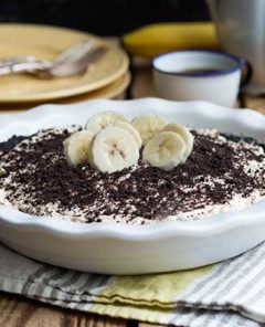 Easy gluten free recipe for banana cream pie with chocolate crsust