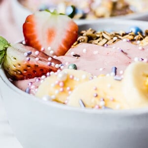 Strawberry Banana Sundae Smoothie Bowls