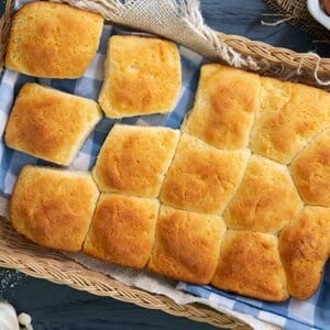 Buttery Garlic Dinner Rolls