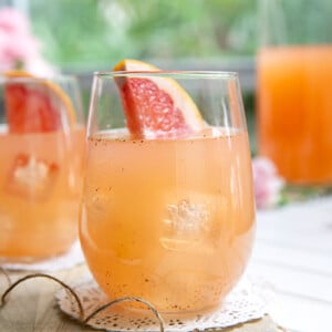 Za’atar Paloma cocktail in stemless wine glasses with slices of grapefruit